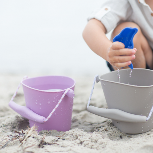 Składane wiaderko do wody i piasku Scrunch Bucket - Purpurowy
