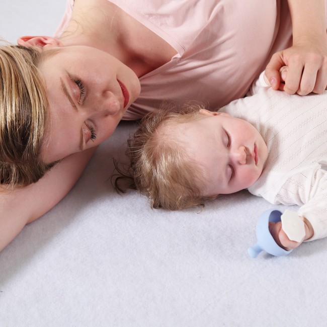 Gryzak Uspokajający Mombella - Mushroom Grey