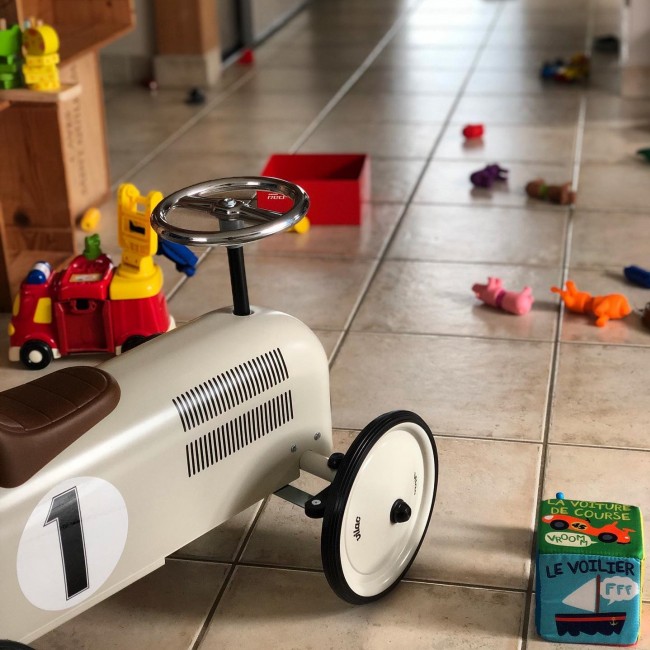 Metalowy jeździk retro Vilac - Biały