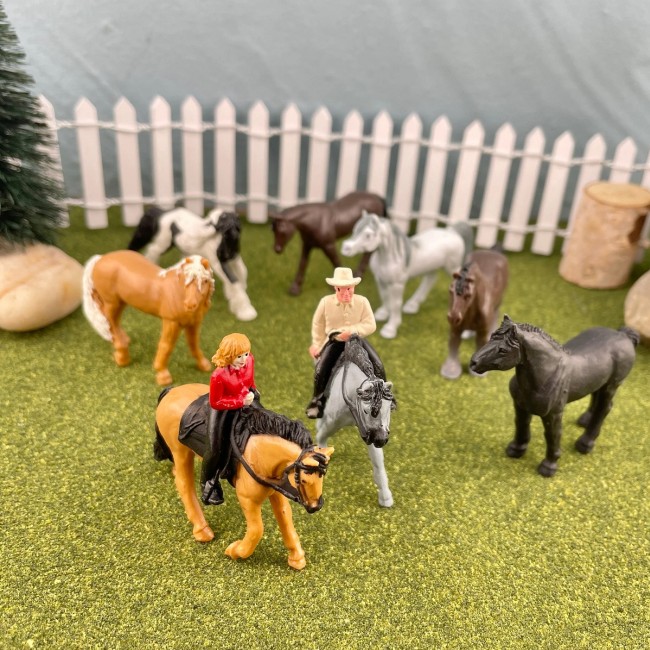 Zestaw Figurek w Tubie TOOB Safari Ltd. - Konie z Jeźdźcami