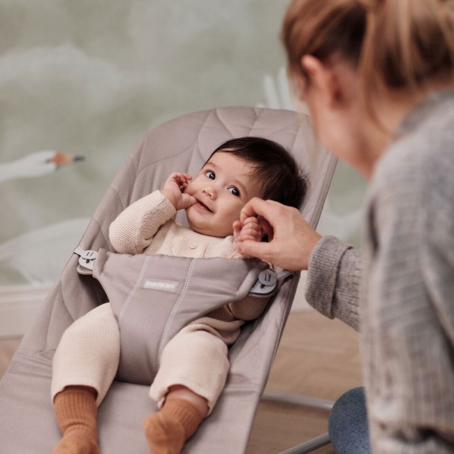 Leżaczek BABYBJORN BLISS WOVEN Petal Quilt - Piaskowy Szary