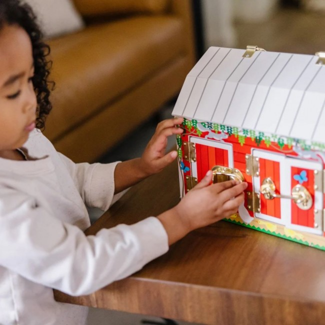 Drewniana stodoła z drzwiami Melissa & Doug