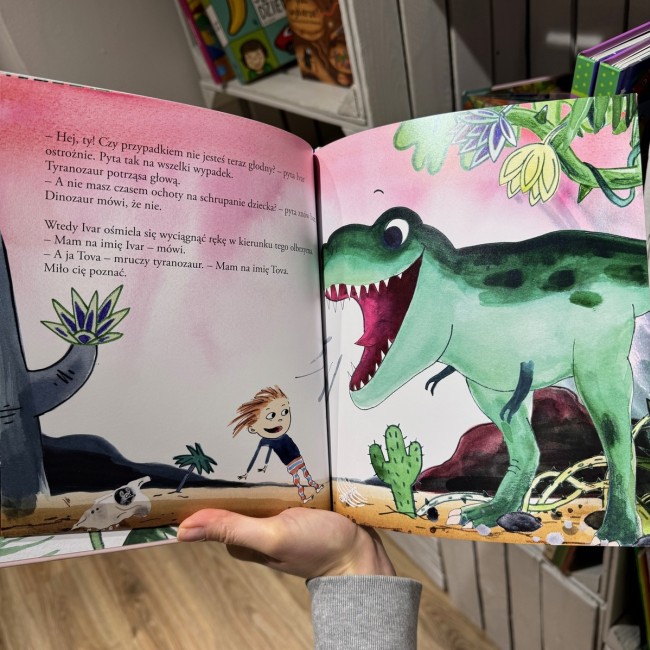 Książka "Ivar zaprzyjaźnia się z tyranozaurem" wydawnictwo Czarna Owca