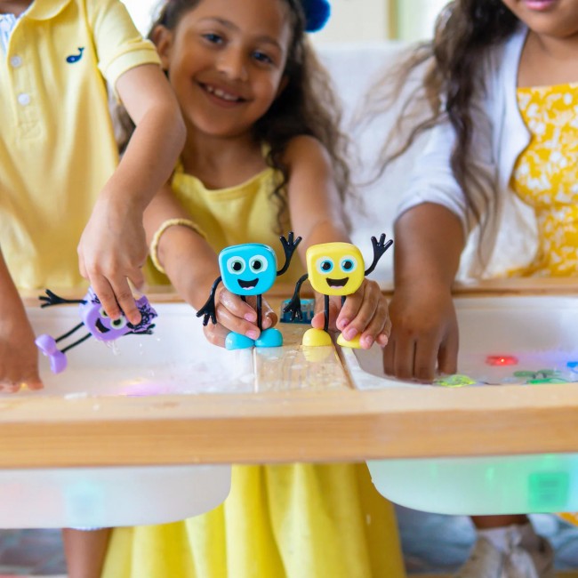 Postać do kąpieli Lumi Glo Pals - zestaw z dwiema kostkami sensorycznymi świecącymi w wodzie