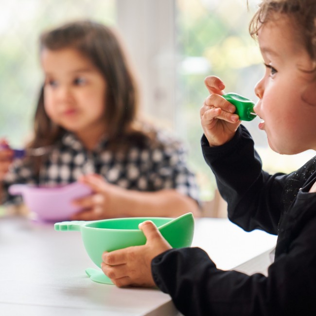 Miska silikonowa z przyssawką i uchwytem Nana's Manners - Blue