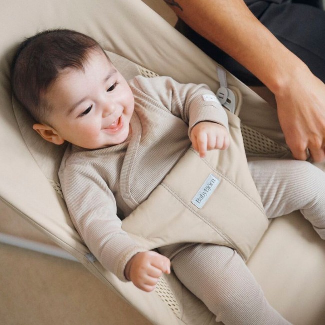 Leżaczek BABYBJORN BALANCE SOFT WOVEN/JERSEY - Jasny Beż