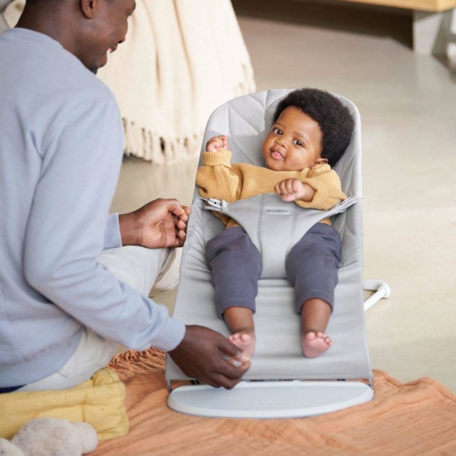 Leżaczek BABYBJORN BLISS WOVEN Petal Quilt - Jasnoszary