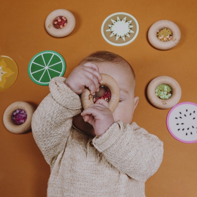 Grzechotka sensoryczna Petit Boum - Truskawka