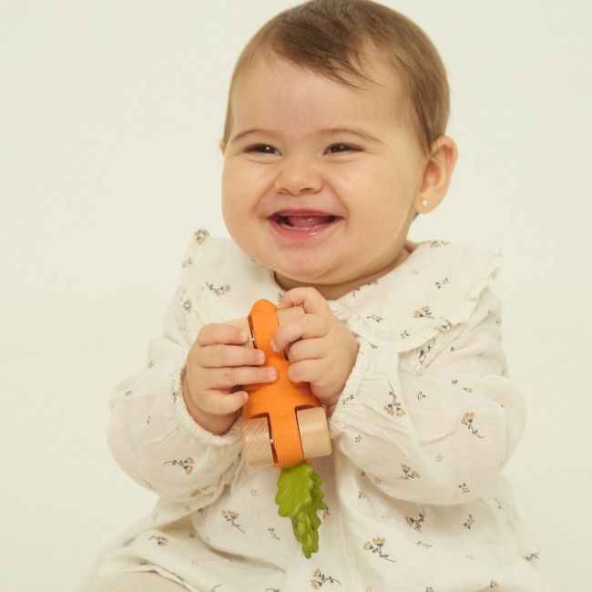 Samochodzik dla Niemowlaka Oli&Carol - Marchewka Cathy