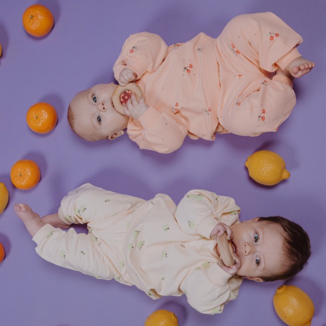 Grzechotka sensoryczna Petit Boum - Truskawka