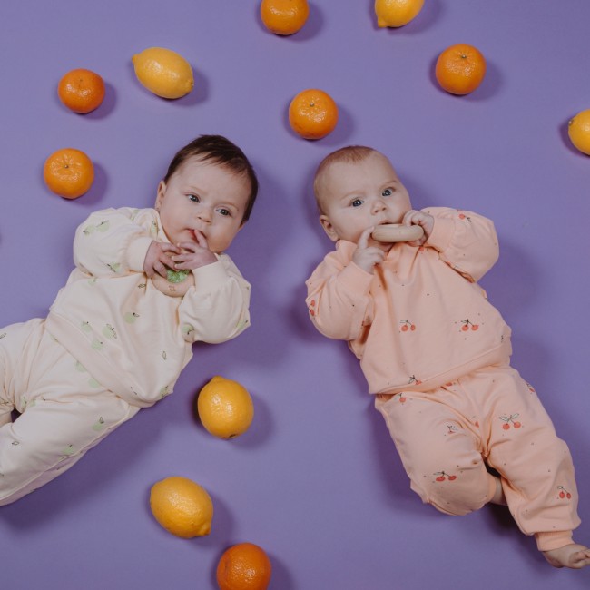 Grzechotka sensoryczna Petit Boum - Truskawka