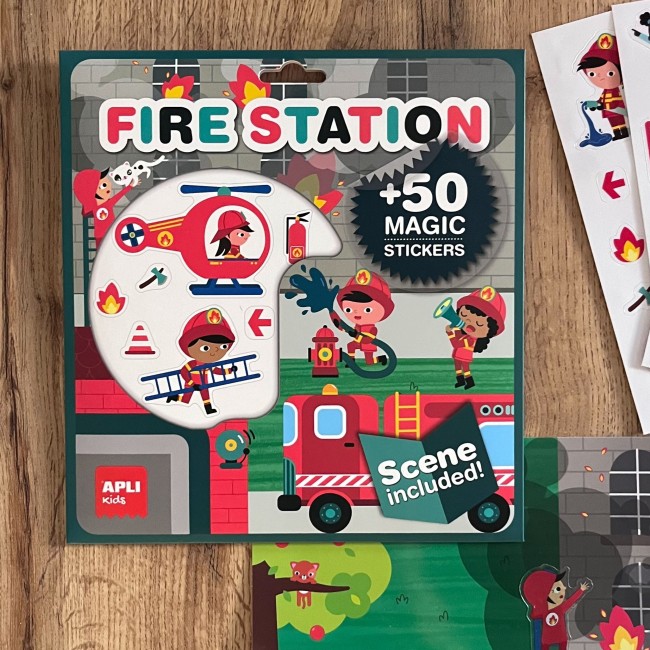 Naklejki wielokrotnego użytku z planszą Apli Kids - Remiza strażacka