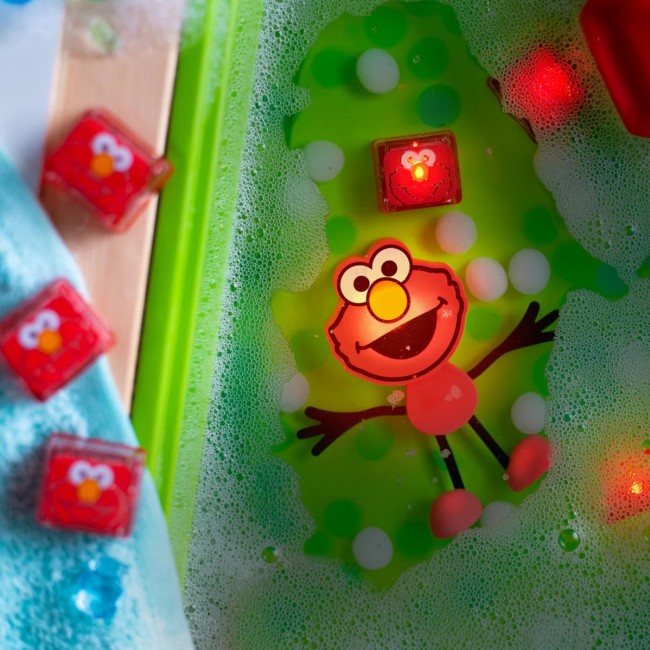 Kostki sensoryczne świecące w wodzie Elmo Ulica Sezamkowa Glo Pals - czerwone