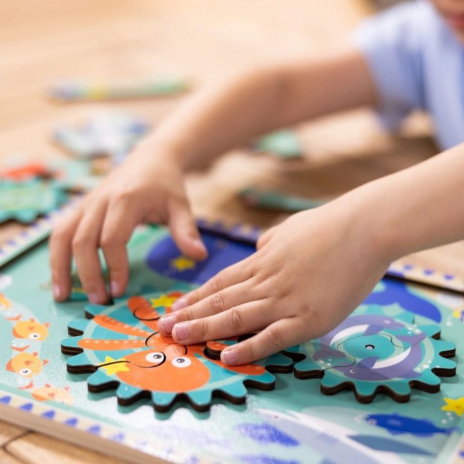 Drewniane puzzle z obracającymi się kołami zębatymi Melissa & Doug - Underwater Gear