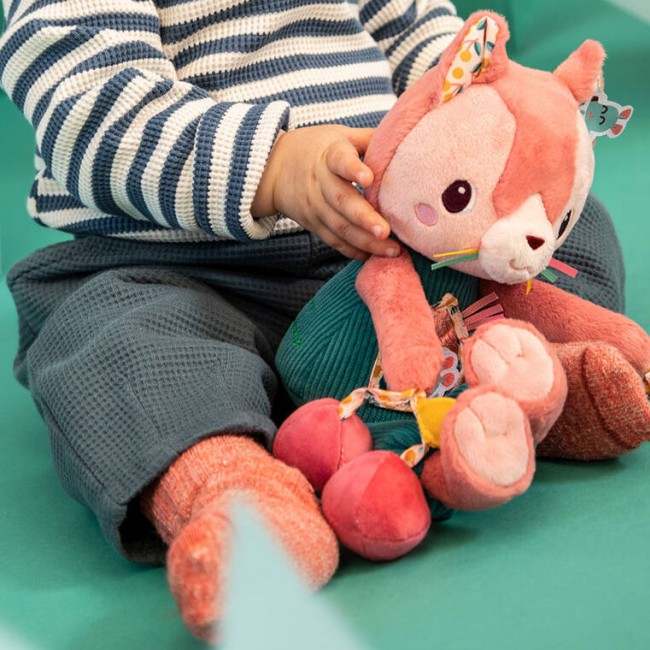 Przytulanka aktywizująca wielofunkcyjna Lilliputiens - Kotka Jeanne 9 m+