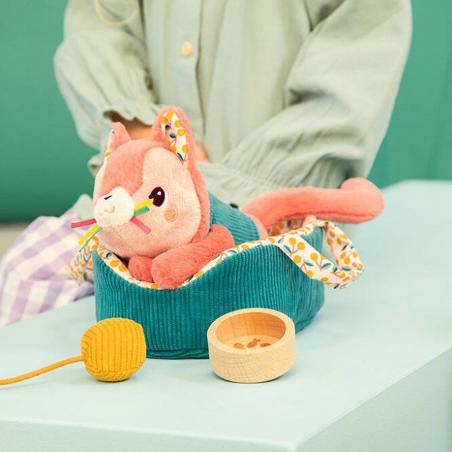 Przytulanka kotek z koszyczkiem i akcesoriami Lilliputiens - Kotka Jeanne 12 m+