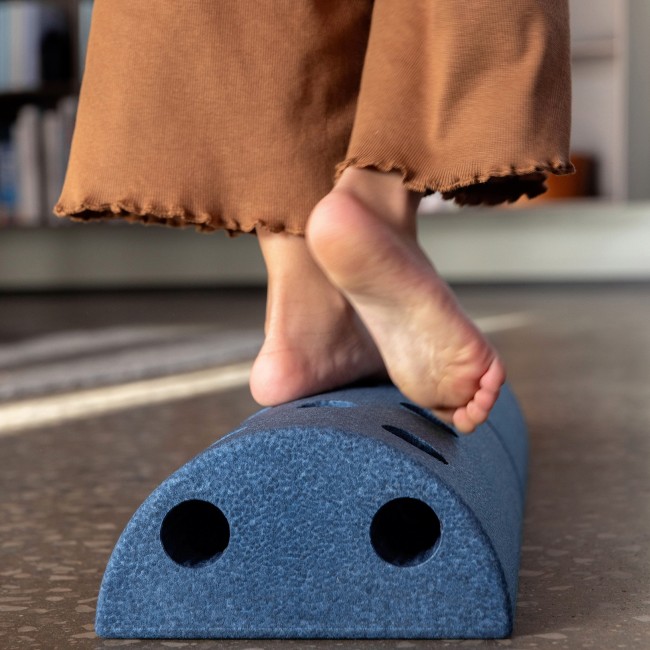 Piankowy roller rozwijający motorykę dużą MODU - niebieski