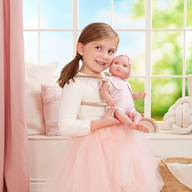 Lalka niemowlę z nosidełkiem LullaBaby - W kremowym ubranku, z koronkowymi falbankami