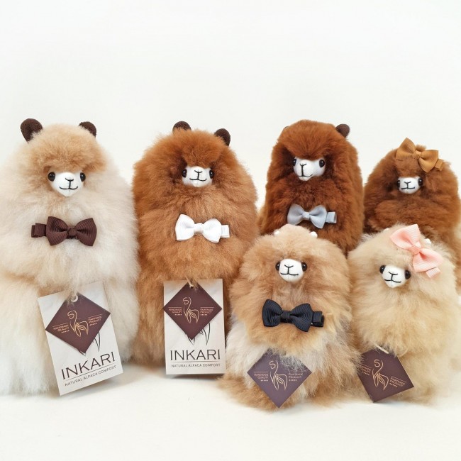 Puszysta maskotka Alpaka Inkari Monsterfluff - Hazelnut 23 cm