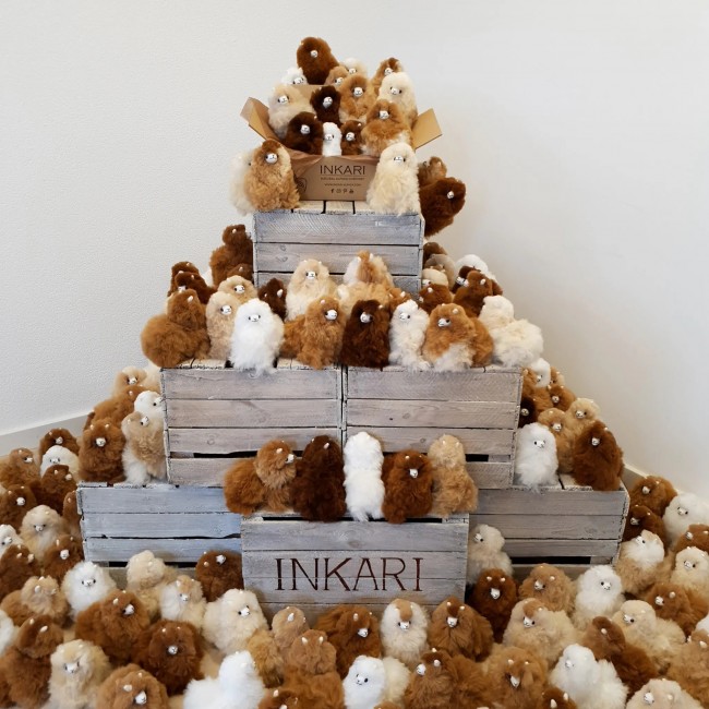 Puszysta maskotka Alpaka Inkari Monsterfluff - Hazelnut 15 cm