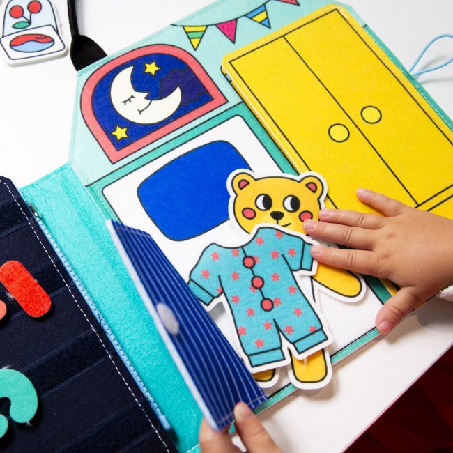 Miękka książeczka aktywizująca Montessori OMY - Mój dzień