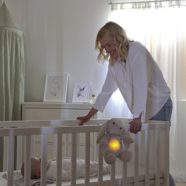 Szumiący LoveLight Buddies Billy Bunny™ z czujnikiem ruchu i pozytywką Cloud B - Królik