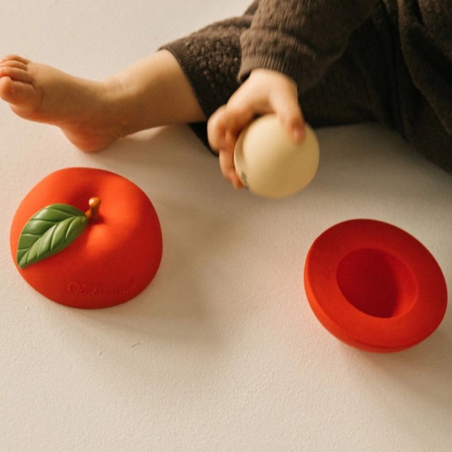 Gryzak układanka z piłką grzechotką Oli&Carol - Jabłko