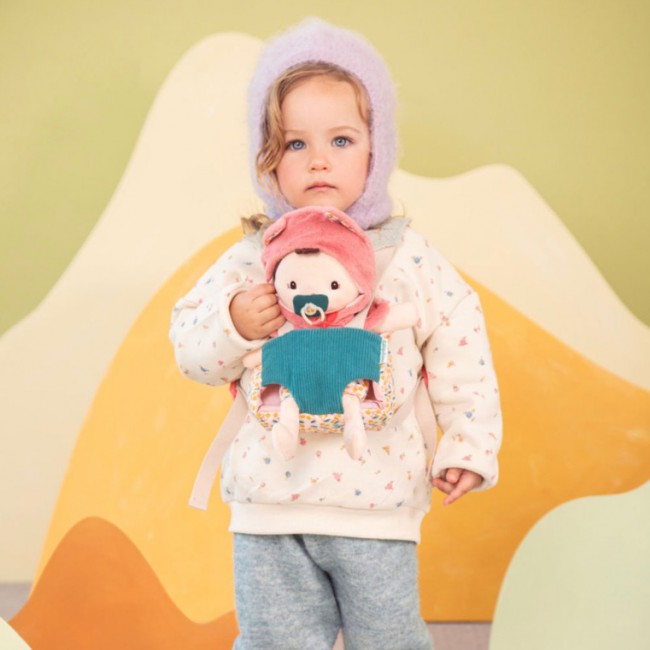 Lalka dzidziuś w nosidełku i z czapeczką Lilliputiens - Jeanne 18 m+
