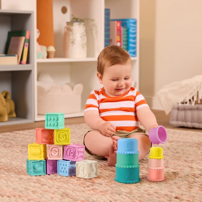 Miękkie kubeczki i klocki sensoryczne 2w1 B. Toys - Stackin’ Squishies 17 el.