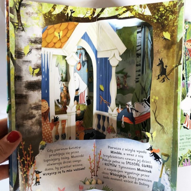 Książka "Rok w Dolinie Muminków. Karuzela pop-up" Wydawnictwo Harperkids