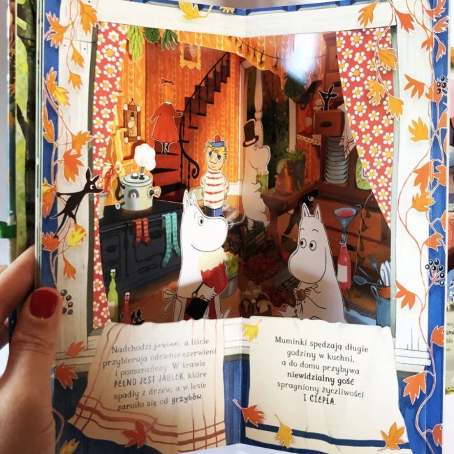 Książka "Rok w Dolinie Muminków. Karuzela pop-up" Wydawnictwo Harperkids