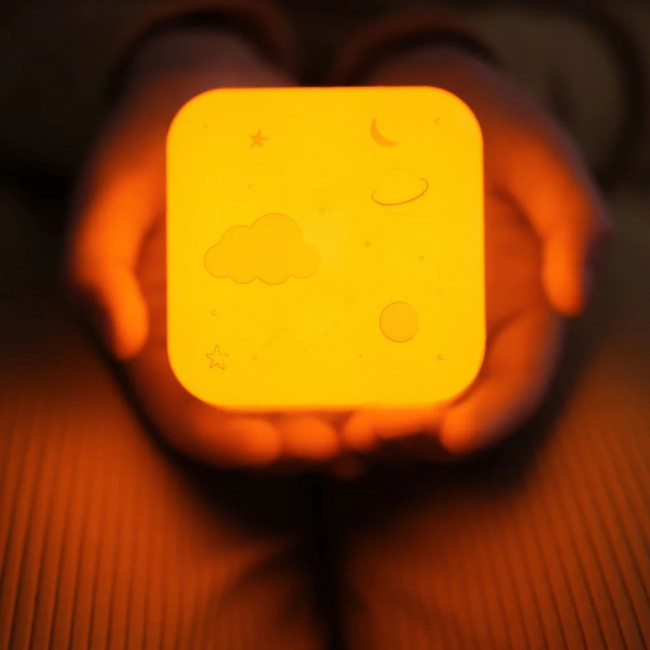 Przenośna lampka nocna Cloud B - świecąca kostka - Kosmos