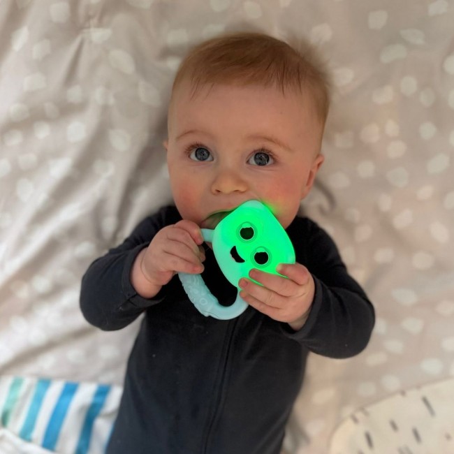 Świecąca grzechotka gryzak Glo Pals - Blair