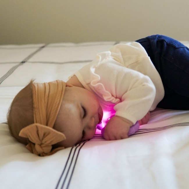 Świecąca grzechotka gryzak Glo Pals - Lumi