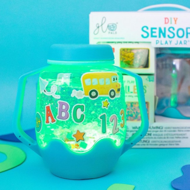 Słoik sensoryczny do napełnienia wodą Glo Pals z akcesoriami - ABC